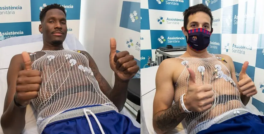 Los jugadores del Bar&ccedil;a de baloncesto Nigel Hayes y Nico Laprovittola pasan la revisi&oacute;n m&eacute;dica en la pretemporada 2021