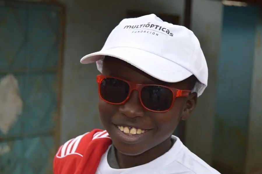 Fundaci&oacute;n Multi&oacute;pticas dona gafas y estuches durante el mes de agosto a distintas instituciones de Arusha (Tanzania) y Cit&eacute; Damel, en Dakar (Senegal).