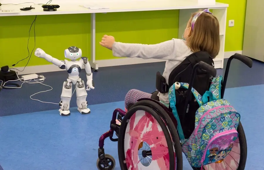 Archivo - El Hospital Nacional de Parapl&eacute;jicos experimenta con la rob&oacute;tica social aplicada a la neurorrehabilitaci&oacute;n de los ni&ntilde;os con lesi&oacute;n medular.