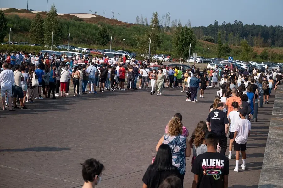 Un grupo de menores esperan a ser vacunados de la primera dosis de la vacuna Moderna 