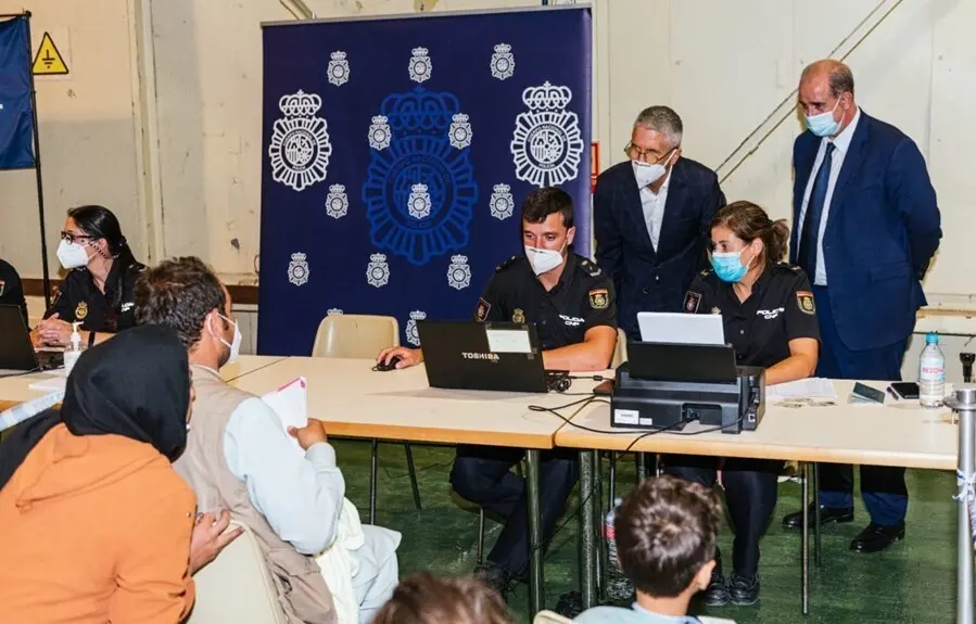 El ministro del Interior, Fernando Grande-Marlaska, y el director de la Polic&iacute;a, Francisco Pardo, visitan el puesto de atenci&oacute;n a los afganos en la base de Torrej&oacute;n (Madrid)