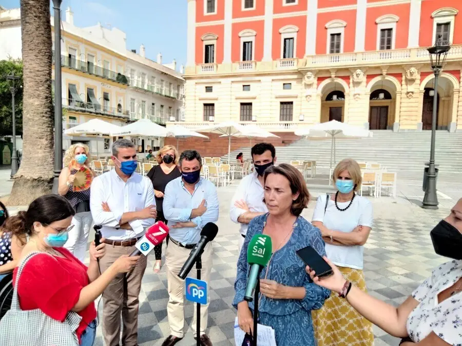 La portavoz del PP en el Congreso, Cuca Gamarra, este martes en San Fernando (C&aacute;diz).
