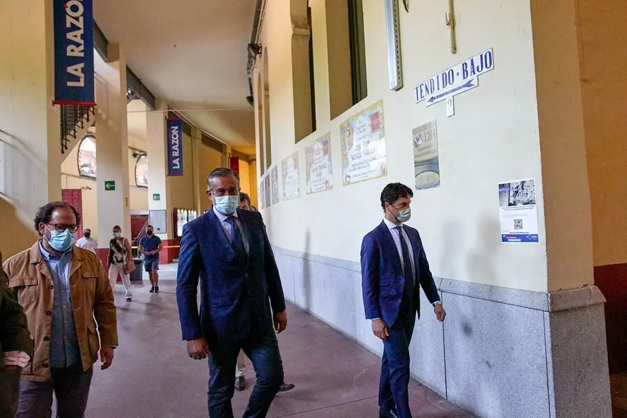 El consejero de Presidencia, Justicia e Interior de la Comunidad de Madrid, Enrique L&oacute;pez (c), y el torero y director gerente del Centro Asuntos Taurinos de la Comunidad de Madrid, Miguel Abell&aacute;n (d), se dirigen a una reuni&oacute;n del Consejo de Asuntos Taurin