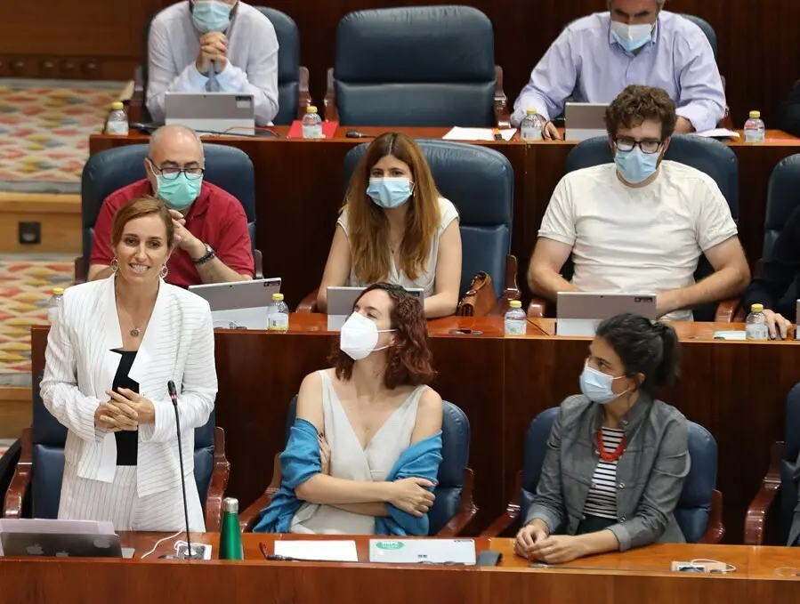 Archivo - La portavoz de M&aacute;s Madrid en la Comunidad y l&iacute;der de la oposici&oacute;n,&nbsp;M&oacute;nica Garc&iacute;a (1i, primera fila) y la portavoz adjunta de la formaci&oacute;n, Mar&iacute;a Pastor (centro, primera fila), durante una sesi&oacute;n plenaria en la Asamblea de Madrid, a 15 de julio d