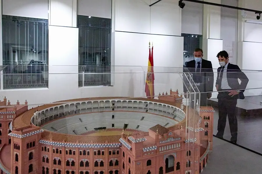 El consejero de Presidencia, Justicia e Interior de la Comunidad de Madrid, Enrique L&oacute;pez (i), y el torero y director gerente del Centro Asuntos Taurinos de la Comunidad de Madrid, Miguel Abell&aacute;n, observan una maqueta de la Plaza de Toros de las Ventas.