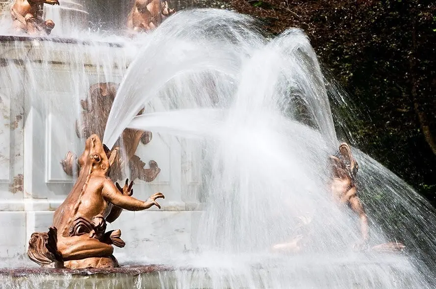 Espect&aacute;culo de los juegos de agua de las 'Fuentes Monumentales' del Palacio Real de La Granja de San Ildefonso. Fuente de las ranas.