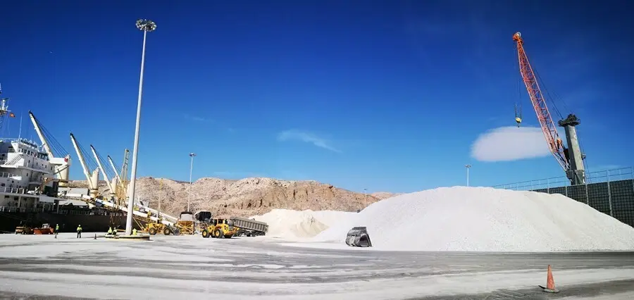 Archivo - Carga de yeso en el Muelle de Pechina del Puerto de Almer&iacute;a.