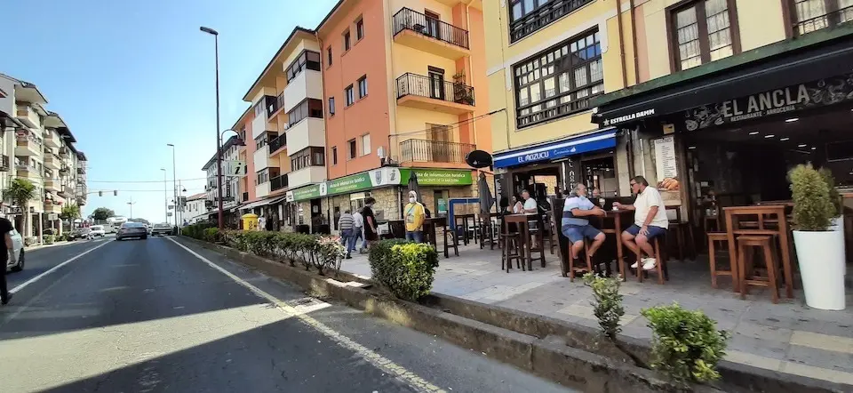 Varias personas en una terraza de la zona de restaurantes de la localidad c&aacute;ntabra de San Vicente de la Barquera. / S. D&iacute;az