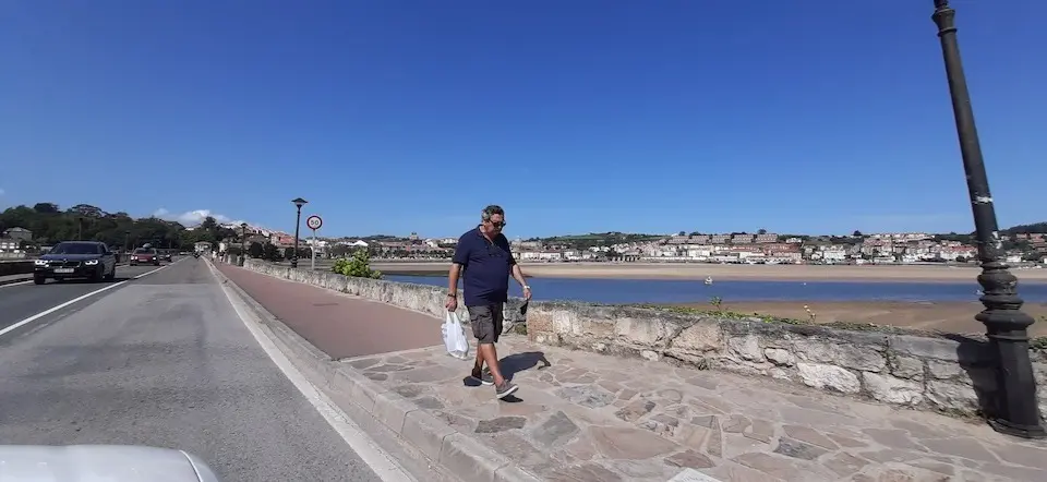 Una persona cruza el puente de La Maza en San Vicente de la Barquera. / S. D&iacute;az