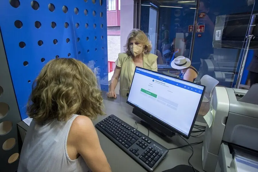 Engracia Hildago visita la Oficina de Atenci&oacute;n Integral al Contribuyente de la calle Sacramento