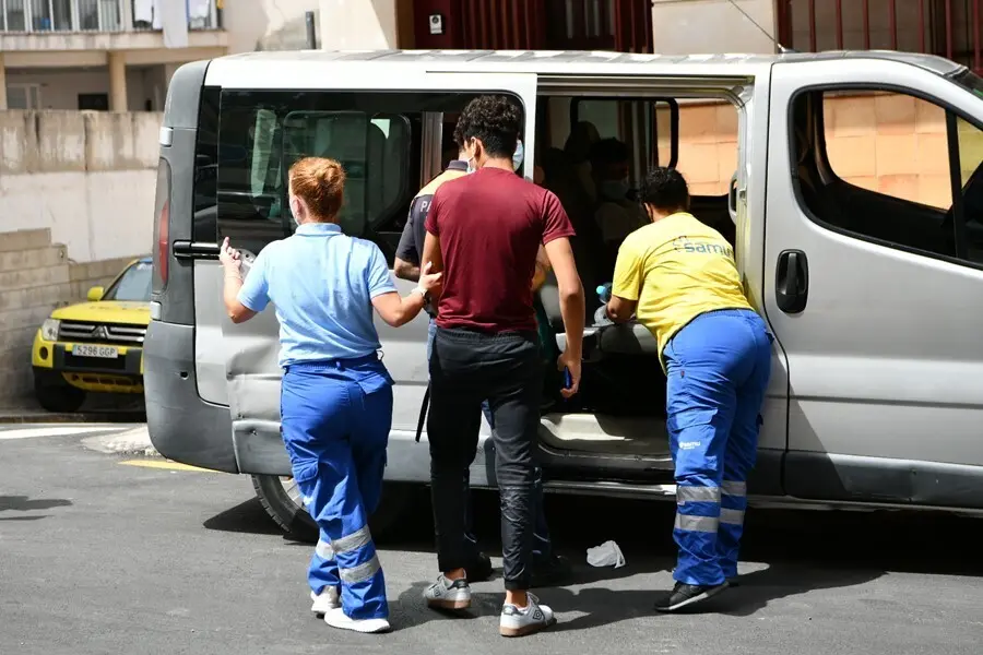 Trabajadores ayudan a uno de los menores marroqu&iacute;es a las puertas del juzgado