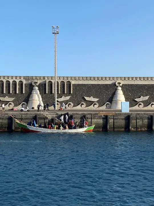 Cayuco llegado al muelle de La Restinga, en El Hierro