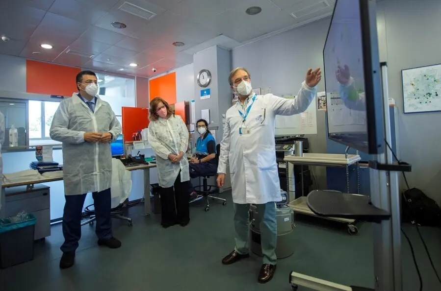 Archivo - El presidente del Comit&eacute; Europeo de las Regiones, Apostolos Tzitzikostas (i), conversa con trabajadores durante su visita al laboratorio de aguas depuradas de Canal de Isabel II, a 25 de junio de 2021, en Majadahonda, Madrid (Espa&ntilde;a). La visita 