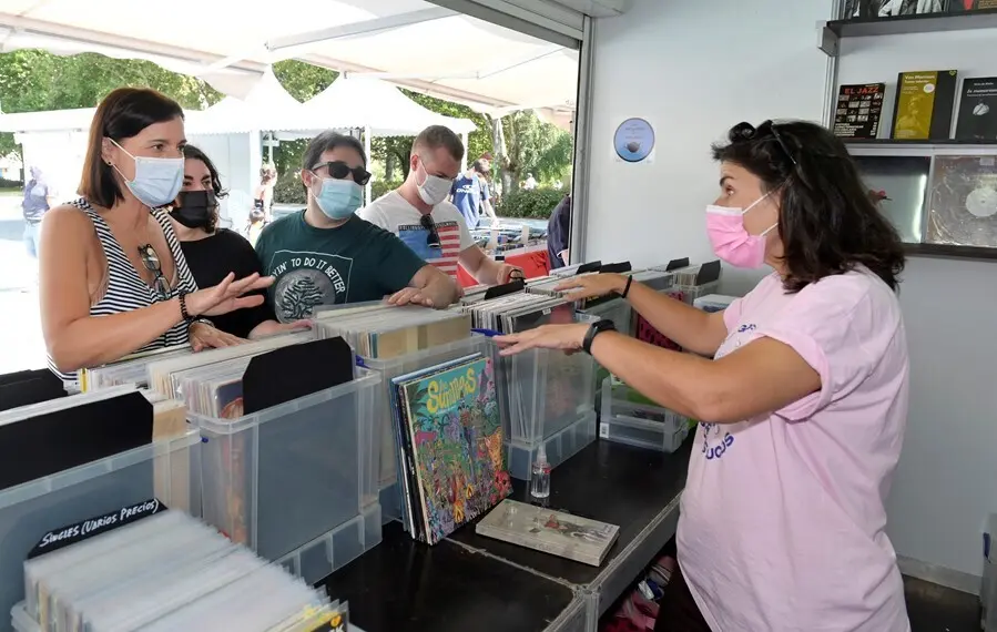 La alcaldesa, Gema Igual, inaugura la Feria del Disco