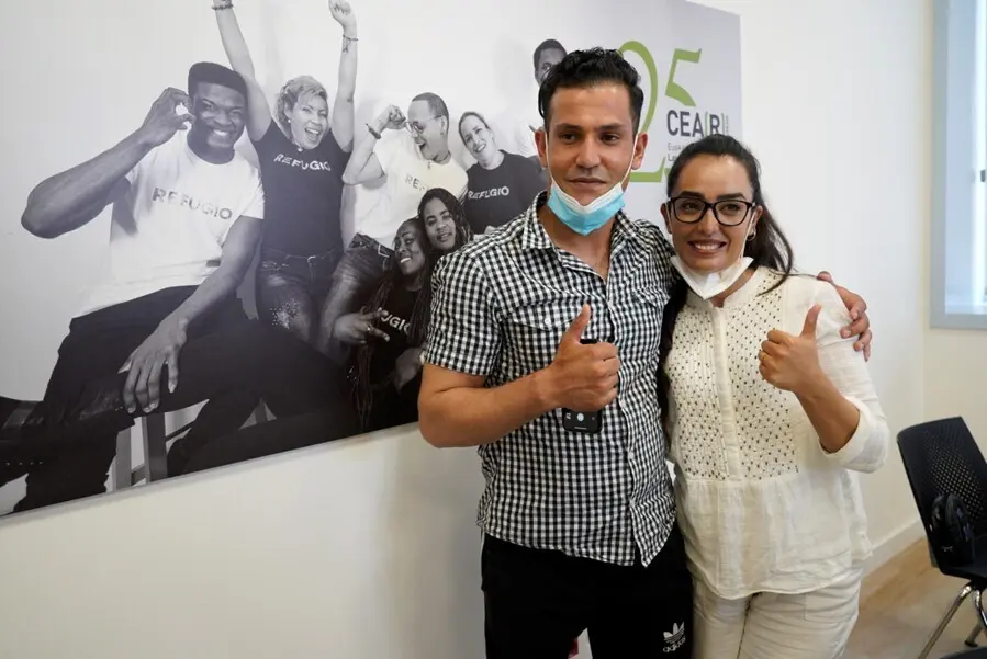La capitana de la selecci&oacute;n afgana de baloncesto, Nilofar Bayat y su marido Ramish, posan en una rueda de prensa despu&eacute;s de ser acogida en la ciudad de Bilbao, a 23 de agosto de 2021, en Bilbao