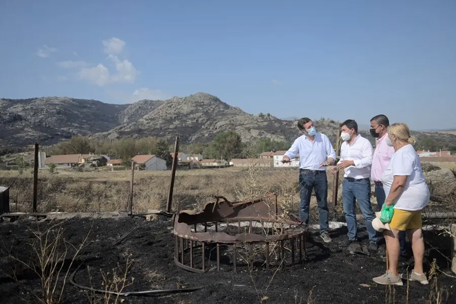 (I-D) El presidente del Partido Popular, Pablo Casado; el alcalde de Villaviciosa, Jes&uacute;s Mart&iacute;n, y el presidente del Partido Popular de &Aacute;vila, Carlos Garc&iacute;a, conversan durante su visita a las zonas afectadas por los incendios forestales en &Aacute;vila, a 24 de 