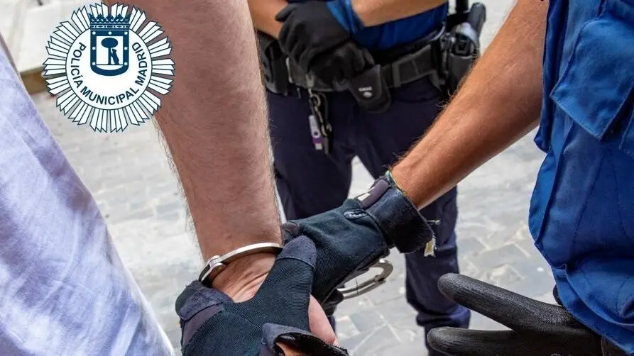 Archivo - Sucesos.- Detenido un hombre por amenazar de muerte a su pareja delante de sus hijos en un piso de Lavapi&eacute;s