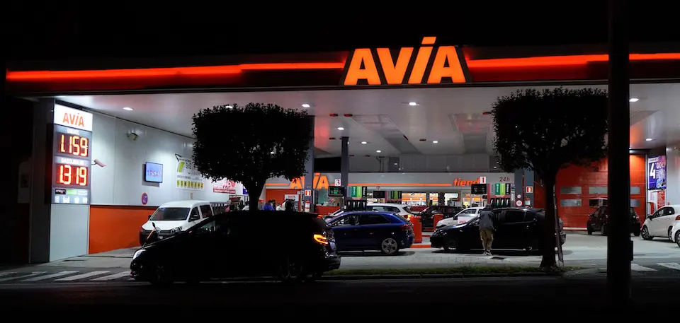 Varias personas en una gasolinera de la ciudad de Santander tras el fin del toque de queda. / Hardy