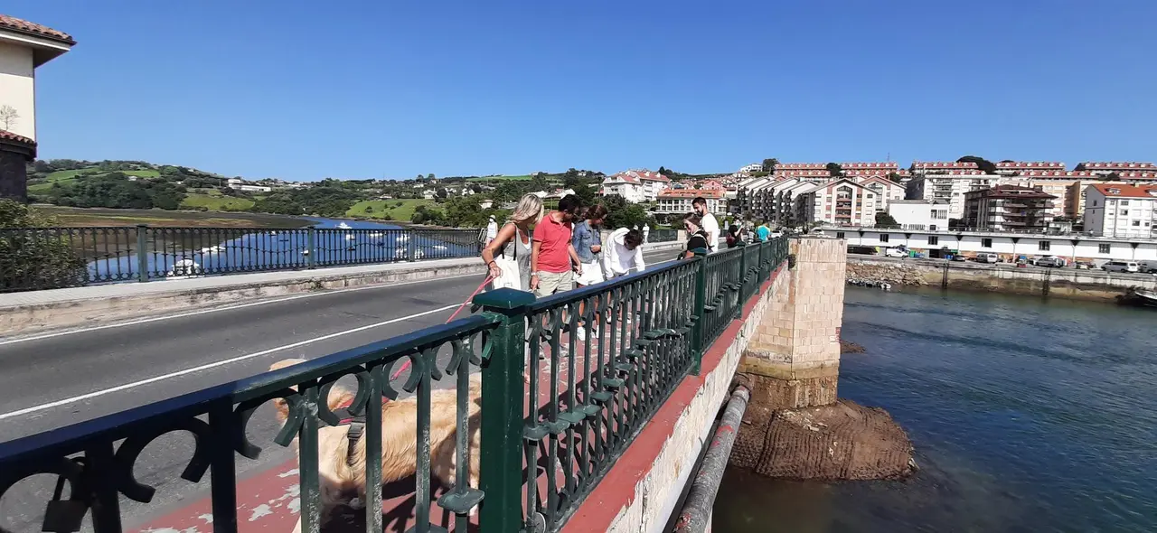 Varias personas en el puente de La Barquera en San Vicente. / S. D&iacute;az
