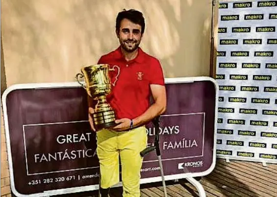 Juan Postigo, orgulloso con su nuevo trofeo. / RFEG