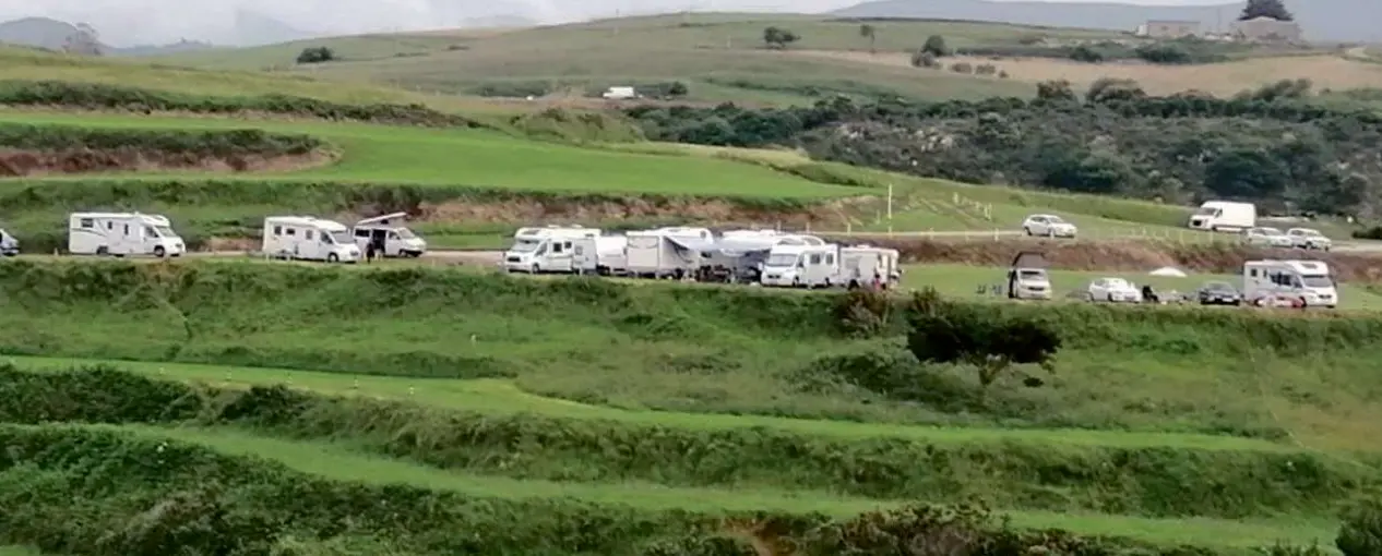 Masificaci&oacute;n de autocaravanas estacionadas en una zona rural del municipio. / ALERTA