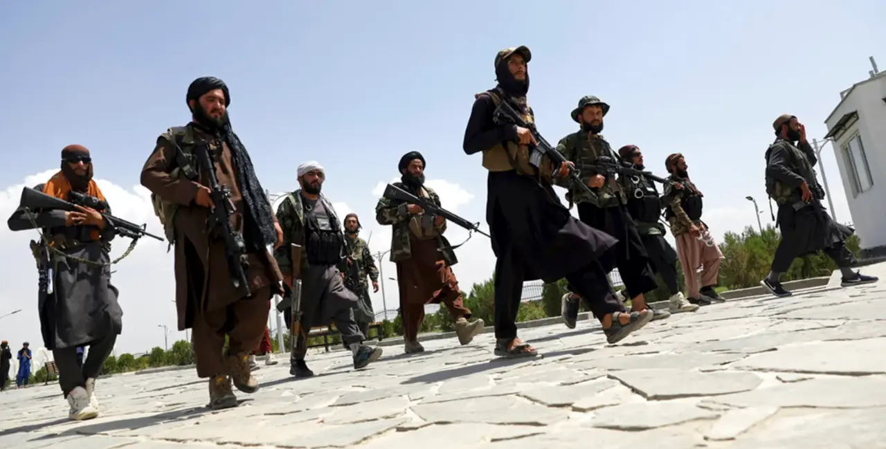 En esta foto de archivo del 19 de agosto de 2021, combatientes talibanes patrullan en Kabul, Afganist&aacute;n. Tras la toma del poder por parte de los talibanes, los empleados del gobierno colapsado, los activistas de la sociedad civil y las mujeres se encuentran entre los afganos en riesgo que se han escondido o se mantienen alejados de las calles. (AP Photo/Rahmat Gul, Archivo)
