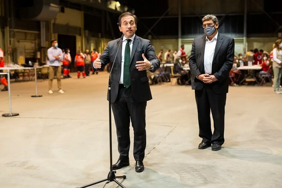 El ministro de Asuntos Exteriores, Uni&oacute;n Europea y Cooperaci&oacute;n, Jos&eacute; Manuel Albares, responde a los medios en el dispositivo puesto en marcha para recibir a los evacuados de Kabul, a 19 de agosto de 2021, en Torrej&oacute;n de Ardoz, Madrid, (Espa&ntilde;a).