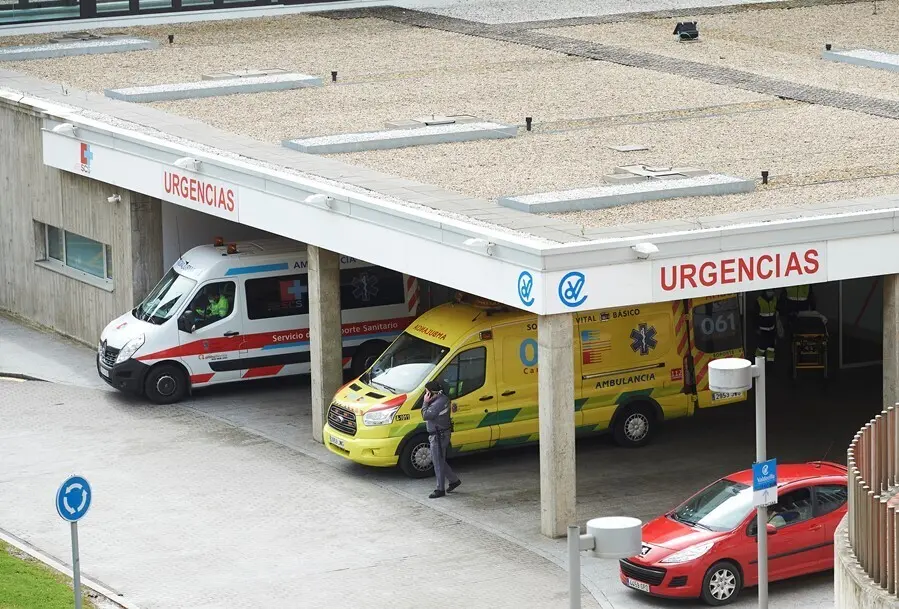 Archivo - Ambulancias en Valdecilla