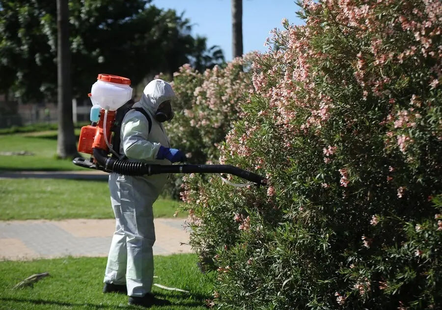 Archivo - Un operario realiza labores de fumigaci&oacute;n contra los mosquitos.
