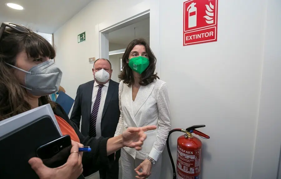 La ministra de Justicia, Pilar Llop, a su llegada a la inauguraci&oacute;n de las nuevas instalaciones del Juzgado de Paz de Castrill&oacute;n, a 9 de agosto de 2021, en Asturias (Espa&ntilde;a). Las obras del nuevo Juzgado de Paz finalizaron el pasado mes de mayo, tras redis
