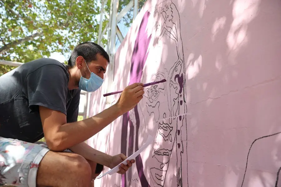 Participante en los trabajos de reconstrucci&oacute;n del mural de mujeres de Ciudad Lineal, tras casi cuatro meses paralizado, en el Polideportivo Municipal La Concepci&oacute;n.