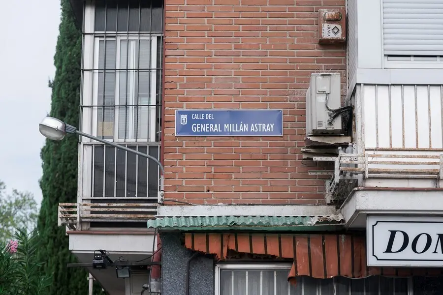 Placa de la calle general Mill&aacute;n Astray en sustituci&oacute;n de la de la calle a la que daba nombre la maestra Justa Freire 
