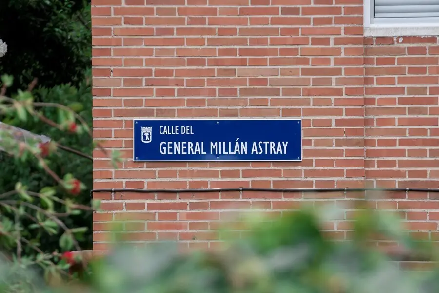 Placa de la calle general Mill&aacute;n Astray el d&iacute;a en que ha sido recolocada.