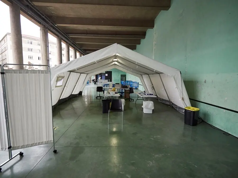 Archivo - Lugar de vacunaci&oacute;n en el antiguo colegio de Maristas, a 10 de abril de 2021, en Pamplona, Navarra (Espa&ntilde;a).