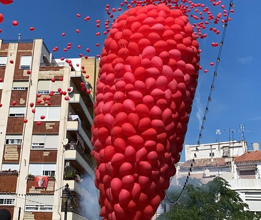 Suelta de globos rojos en Bu&ntilde;ol