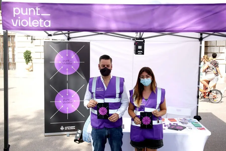 El edil de Cultura Festiva y presidente de la Junta Central Fallera de Valencia, Carlos Galiana, y la edil de Igualdad en la ciudad, Luc&iacute;a Beamud, en la presentaci&oacute;n de los puntos violeta que se instalar&aacute;n durante los actos falleros de 2021.