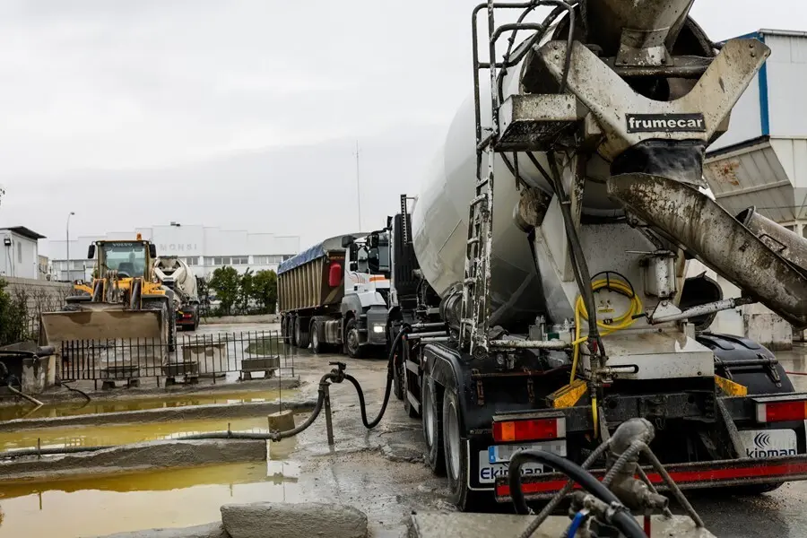Archivo - Una hormigonera trabaja en una empresa de hormig&oacute;n del Pol&iacute;gono Industrial Prado Overa