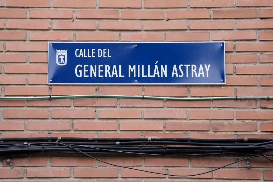 Placa de la calle general Mill&aacute;n Astray el d&iacute;a en que ha sido recolocada.