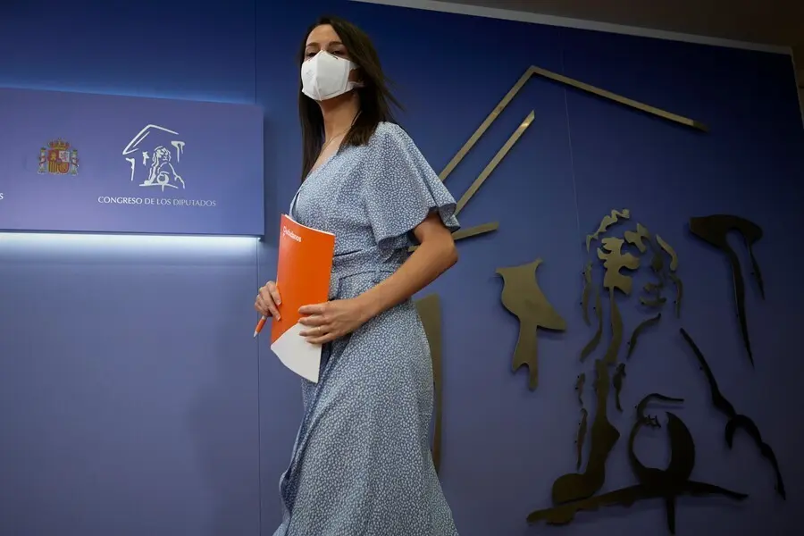 La presidenta de Ciudadanos, In&eacute;s Arrimadas, a su llegada a una rueda de prensa, durante la reuni&oacute;n de la Diputaci&oacute;n Permanente en el Congreso de los Diputados, a 25 de agosto de 2021, en Madrid (Espa&ntilde;a).
