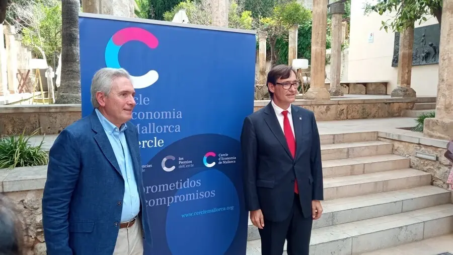 El presidente del Cercle d'Economia de Mallorca, Jos&eacute; Mar&iacute;a Vicens, y el exministro y l&iacute;der de la oposici&oacute;n en Catalunya, Salvador Illa.