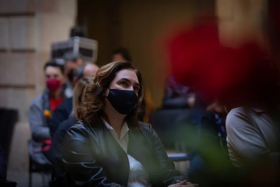 Archivo - La alcaldesa de Barcelona, Ada Colau, participa en un acto que da inicio al d&iacute;a de Sant Jordi, a 23 de abril de 2021, en Barcelona, Catalunya, (Espa&ntilde;a). 