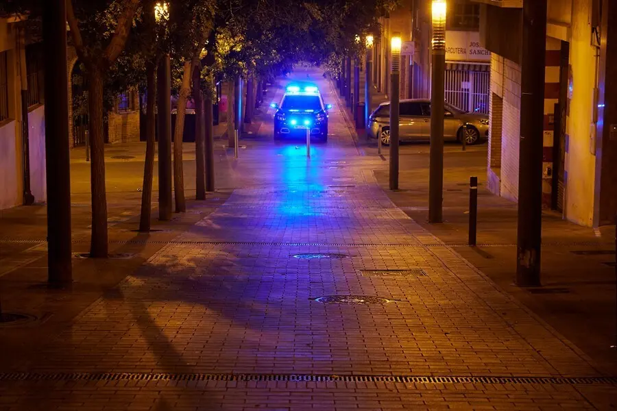 Archivo - Coche de la Polic&iacute;a Nacional patrulla por la ciudad de Pamplona, durante la primera noche de entrada en vigor del toque de queda en Navarra, a 24 de julio de 2021, en Pamplona, Navarra (Espa&ntilde;a).