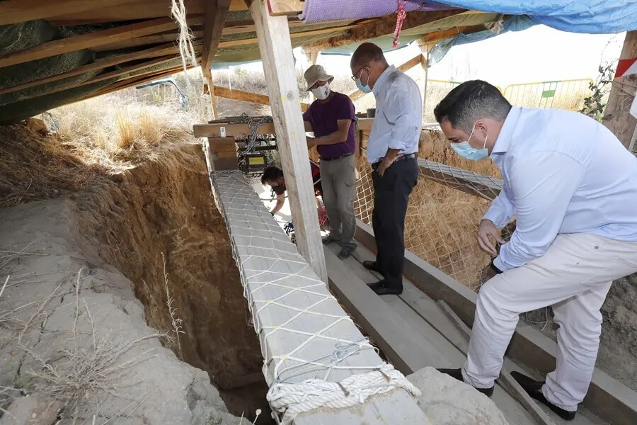 Francico Igea visita los trabajos de exhumaci&oacute;n en la finca de los Alfredos de Medina del Campo.