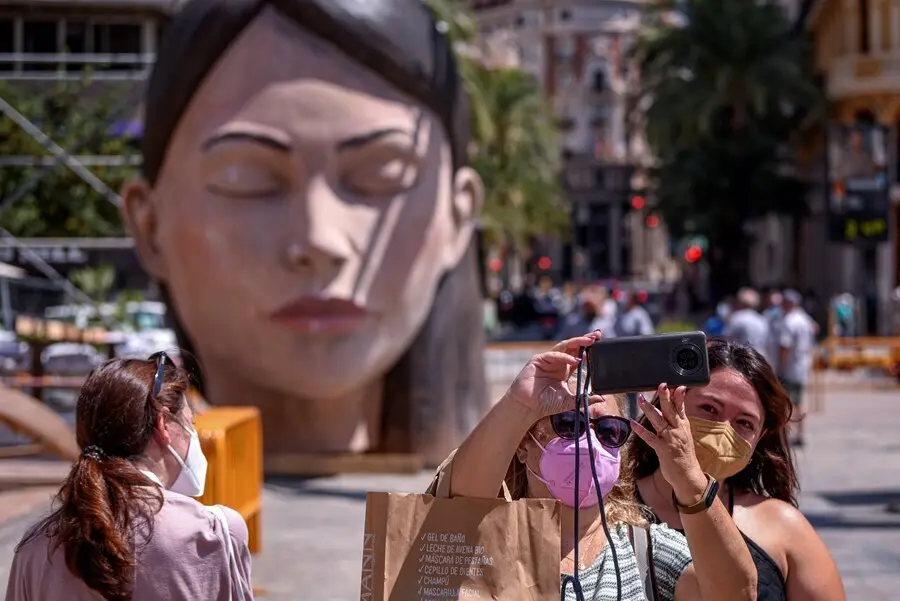 Imagen de parte de &lsquo;La Meditadora&rsquo;, falla del Ayuntamiento de Val&egrave;ncia 2021, a su llegada ante el consistorio para su 'plant&agrave;. 