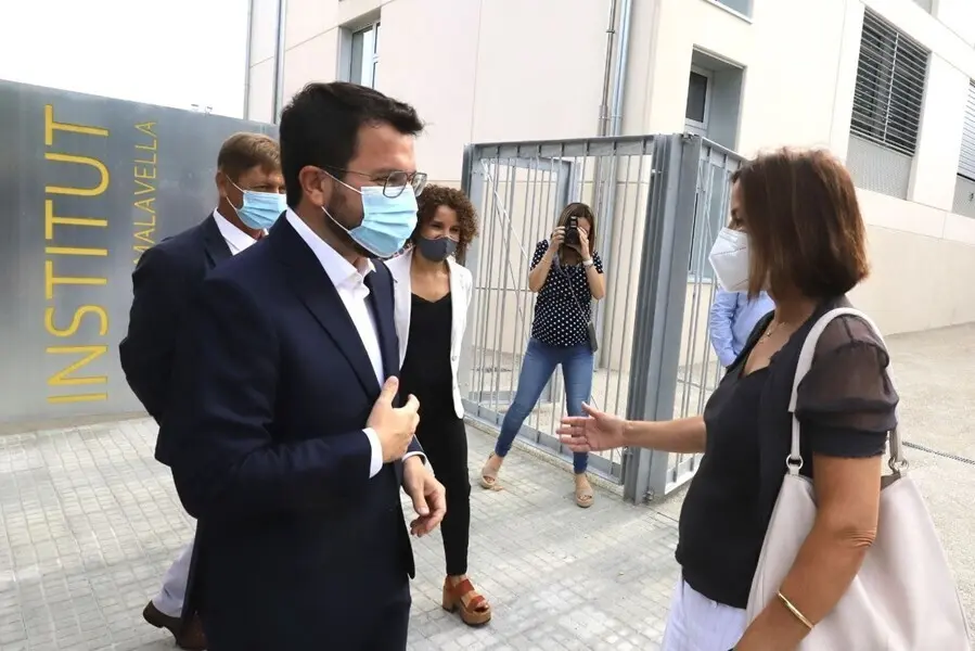 El presidente de la Generalitat, Pere Aragon&egrave;s, en una visita a las obras de dos institutos de Girona.