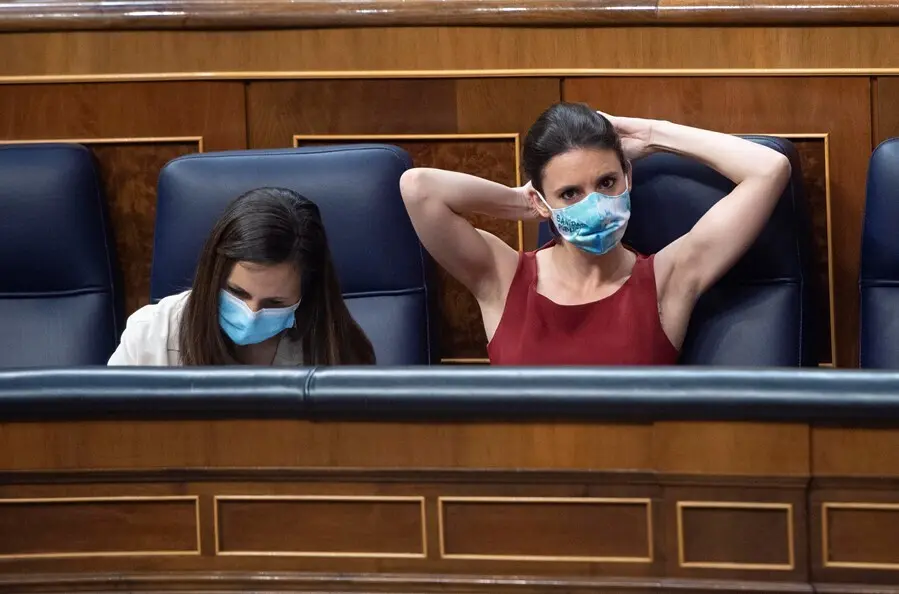Archivo - La ministra de Derechos Sociales y secretaria general de Podemos, Ione Belarra, y la titular de Igualdad, Irene Montero, en el Congreso