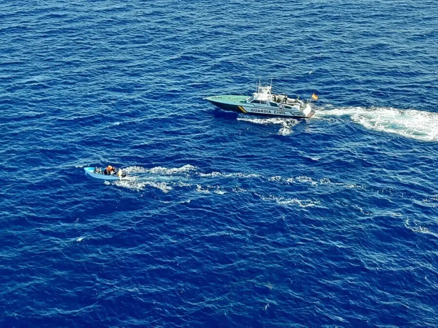 Archivo - Una patera interceptada en aguas de Cabrera.