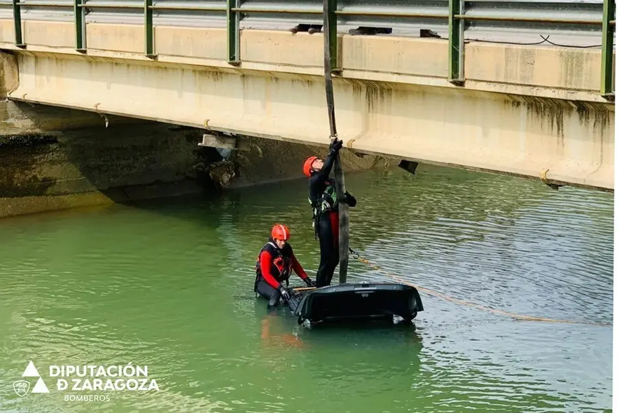 Los bomberos han actuado en el Canal Imperial de Arag&oacute;n.