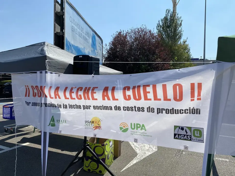 Cartel expuesto en una valla del Centro Carrefour donde se han manifestado.