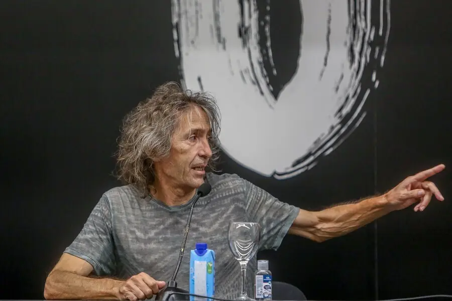 El cantante de Extremoduro, Robe Iniesta, durante una rueda de prensa en el C&iacute;rculo de Bellas Artes, a 11 de agosto de 2021, en Madrid, (Espa&ntilde;a). Durante la rueda de prensa, el guitarrista, cantante y compositor de Extremoduro, ha presentado su nueva gira
